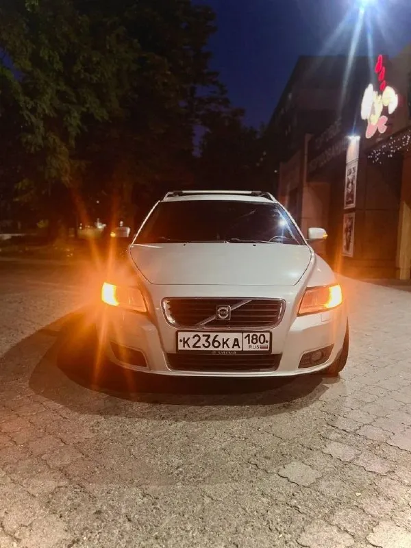 Продам личный автомобиль volvo v50, 2009 года выпуска с пробегом на данный момент 212.000 км. автоматический пятиступенчатый автомат с объемом двигателя 2.4 бензин. общее состояние автомобиля близкое к идеалу. двигатель и коробка чувствуют себя превосходно, масложера нет и не будет (замена масла каждые 6.000 км. , масло neste 5w40), коробка без пинков, рывков и прочих недоразумений. салон - кожа в хорошем состоянии, регулярно обрабатывалась качественной химией. полная шумо и виброизоляция всех дверей и багажного пространства. кузов ровный, весь в зазорах, без гнили и рыжиков, автомобиль на 90% в родном окрасе. диски r17 на новой зимней резине + также имеется второй комплект дисков также на новой летней резине. по документам полный порядок, я хозяин, по желанию могу присутствовать в мрэо. цена данного авто 870.000 руб. , обоснованный торг естественно уместен. звоните, приезжайте, смотрите, отвечу на все интересующие вопросы, осмотр - г. донецк. телефон для связи +7 949 559 📞 звоните: +7(949)5594636 - фотография - 6