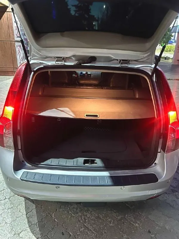 Продам личный автомобиль volvo v50, 2009 года выпуска с пробегом на данный момент 212.000 км. автоматический пятиступенчатый автомат с объемом двигателя 2.4 бензин. общее состояние автомобиля близкое к идеалу. двигатель и коробка чувствуют себя превосходно, масложера нет и не будет (замена масла каждые 6.000 км. , масло neste 5w40), коробка без пинков, рывков и прочих недоразумений. салон - кожа в хорошем состоянии, регулярно обрабатывалась качественной химией. полная шумо и виброизоляция всех дверей и багажного пространства. кузов ровный, весь в зазорах, без гнили и рыжиков, автомобиль на 90% в родном окрасе. диски r17 на новой зимней резине + также имеется второй комплект дисков также на новой летней резине. по документам полный порядок, я хозяин, по желанию могу присутствовать в мрэо. цена данного авто 870.000 руб. , обоснованный торг естественно уместен. звоните, приезжайте, смотрите, отвечу на все интересующие вопросы, осмотр - г. донецк. телефон для связи +7 949 559 📞 звоните: +7(949)5594636 - фотография - 7