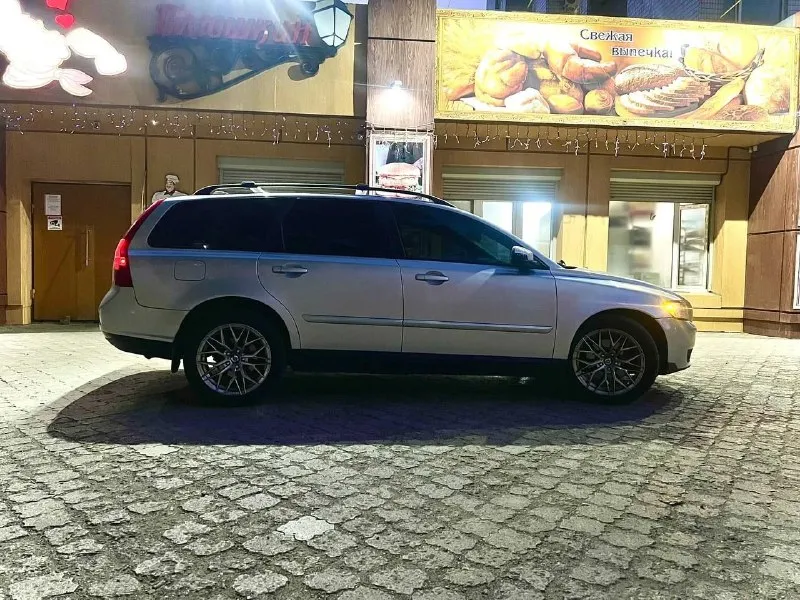 Продам личный автомобиль volvo v50, 2009 года выпуска с пробегом на данный момент 212.000 км. автоматический пятиступенчатый автомат с объемом двигателя 2.4 бензин. общее состояние автомобиля близкое к идеалу. двигатель и коробка чувствуют себя превосходно, масложера нет и не будет (замена масла каждые 6.000 км. , масло neste 5w40), коробка без пинков, рывков и прочих недоразумений. салон - кожа в хорошем состоянии, регулярно обрабатывалась качественной химией. полная шумо и виброизоляция всех дверей и багажного пространства. кузов ровный, весь в зазорах, без гнили и рыжиков, автомобиль на 90% в родном окрасе. диски r17 на новой зимней резине + также имеется второй комплект дисков также на новой летней резине. по документам полный порядок, я хозяин, по желанию могу присутствовать в мрэо. цена данного авто 870.000 руб. , обоснованный торг естественно уместен. звоните, приезжайте, смотрите, отвечу на все интересующие вопросы, осмотр - г. донецк. телефон для связи +7 949 559 📞 звоните: +7(949)5594636 - фотография - 8