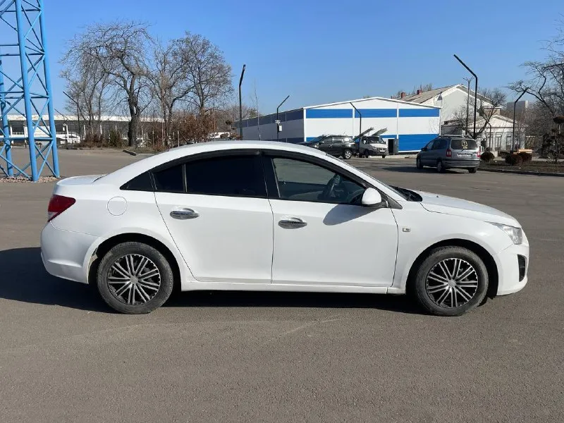 Шевроле круз 2013г 1.6 мт в дтп не была, кузов в заводском окрасе двигатель работает тихо, без посторонних звуков поменяно масло в коробке, новое мягкое сцепление с документами порядок, диагностическая карта на руках, на учет станет без проблем гур, кондиционер, подогрев передних сидений, заднего стекла и зеркал пробег 124тыс цена 820тыс + торг донецк +79494129599 - фотография - 3