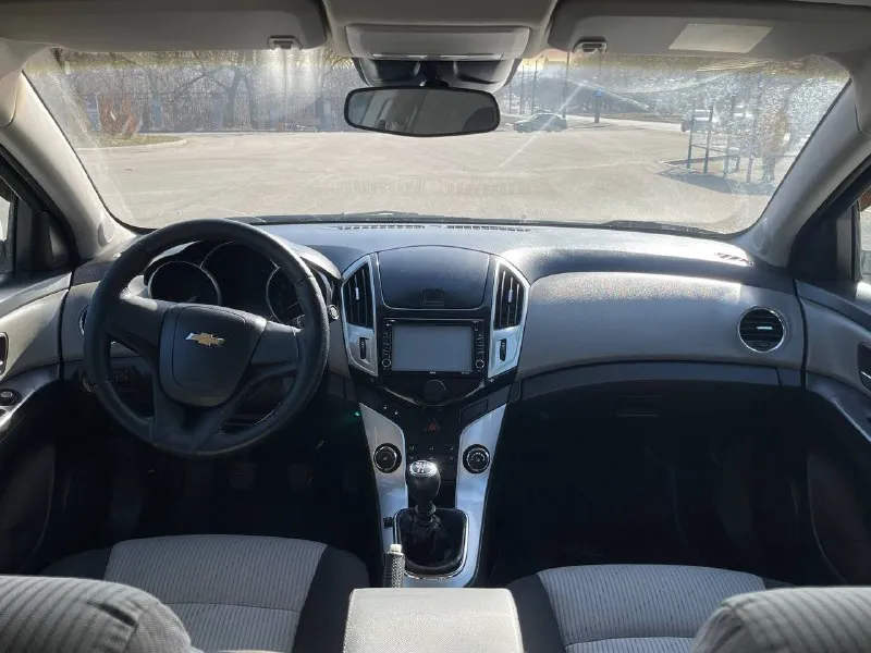 Шевроле круз 2013г 1.6 мт в дтп не была, кузов в заводском окрасе двигатель работает тихо, без посторонних звуков поменяно масло в коробке, новое мягкое сцепление с документами порядок, диагностическая карта на руках, на учет станет без проблем гур, кондиционер, подогрев передних сидений, заднего стекла и зеркал пробег 124тыс цена 820тыс + торг донецк +79494129599 - фотография - 6