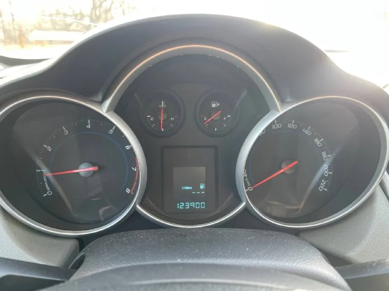 Шевроле круз 2013г 1.6 мт в дтп не была, кузов в заводском окрасе двигатель работает тихо, без посторонних звуков поменяно масло в коробке, новое мягкое сцепление с документами порядок, диагностическая карта на руках, на учет станет без проблем гур, кондиционер, подогрев передних сидений, заднего стекла и зеркал пробег 124тыс цена 820тыс + торг донецк +79494129599 - фотография - 9