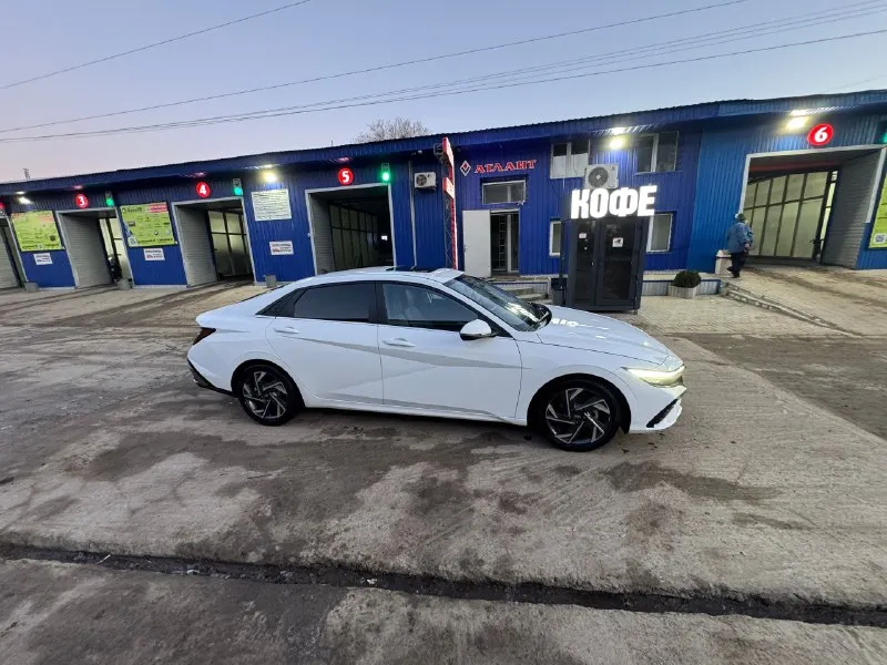 Hyundai elantra 7 2023 1.5 коробка автоматическая пробег 100000 электронная приборная панель электронный ручник парктроники камера заднего вида 3 режима езды auto hold кожаный салон 4 стеклоподъемника складные зеркала кондиционер старт стоп мульти руль led фары круиз контроль подогревы передних сидений электро регулировка зеркал бесключевой доступ 17 титаны заводские машина шустрая и экономичная. авто находится в луганске цена: 2.100.000 рублей. торг реальному покупателю. +79591216020 📞 звоните: +7(959)1216020 - фотография - 3