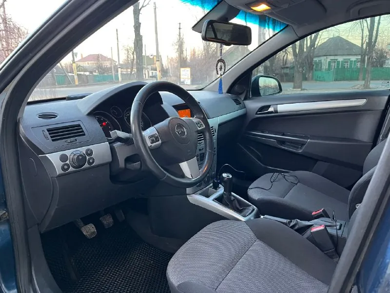 Продам (opel astra h опель астра ) тех осмотр есть год 2011 пробег 193 000 тыс комплектация кондиционер abs датчик света датчик дождя мульти руль 4 стеклоподъемников и много чего другого автомобиль в отличном состояние без вложений сел и поехал в любой рейс двигатель 1.6 тянет хорошо 👍 работает часики без лишних звуков коробка механика 5 ступка листает отлично не хрустит не выбивает ! ходовая часть на 5+ по кузову без гнили дно пороги все целое стаканы лонжероны целые в заводских герметиках салон чистый опрятный не прокуренный ! резина зима, лето отдам в подарок все остальные вопросы по телефону цена авто 525 000 тысяч рублей реальному покупателю торг у капота ! номер для связи +79498339027 +79885305477 +79494504360 звонить в любое время суток возможен пригон по договорённости - фотография - 7