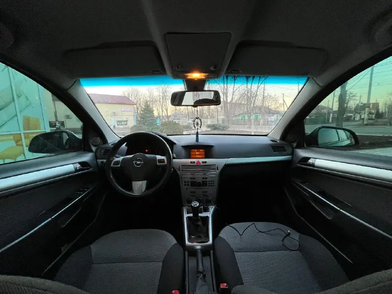 Продам (opel astra h опель астра ) тех осмотр есть год 2011 пробег 193 000 тыс комплектация кондиционер abs датчик света датчик дождя мульти руль 4 стеклоподъемников и много чего другого автомобиль в отличном состояние без вложений сел и поехал в любой рейс двигатель 1.6 тянет хорошо 👍 работает часики без лишних звуков коробка механика 5 ступка листает отлично не хрустит не выбивает ! ходовая часть на 5+ по кузову без гнили дно пороги все целое стаканы лонжероны целые в заводских герметиках салон чистый опрятный не прокуренный ! резина зима, лето отдам в подарок все остальные вопросы по телефону цена авто 525 000 тысяч рублей реальному покупателю торг у капота ! номер для связи +79498339027 +79885305477 +79494504360 звонить в любое время суток возможен пригон по договорённости - фотография - 8