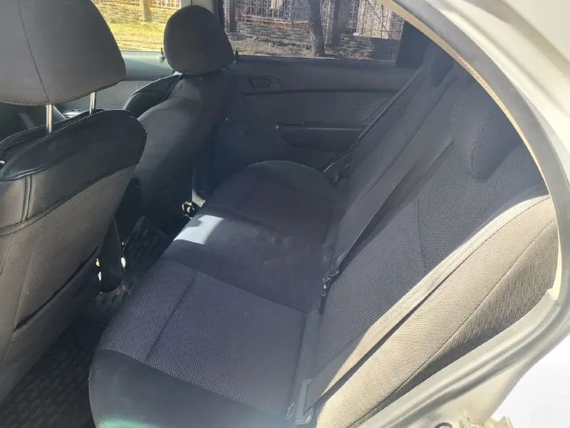 Продам авто chevrolet aveo ( chevrolet авео) 1.4 автомат цена: 355.000руб пробег: 220.000 (родной пробег) год выпуска: 2011 год город: донецк номер: +7 949 086 06 31( telegram) автомобиль на полном боевом ходу, отличная рабочая лошадка по низу рынка. двигатель в отличном состояние, ходовая вся перебранна, акпп работает в штатном режиме, электрика вся рабочая, кузов симпатичный но в силу возрата есть следы эксплуатации документы кристально чистые. звоните на остальные вопросы отвечу по телефону! 📲 tg: ⚡️ 📞 звоните: +7(949)0860631 - фотография - 8