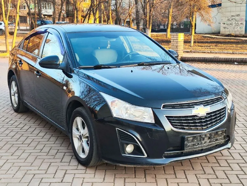 Представляем chevrolet cruze 2013 🚗 — практичный и экономичный седан с узнаваемым дизайном и сбалансированными ходовыми качествами, подходящий для ежедневных поездок и работы. автомобиль оснащается надёжным бензиновым двигателем объёмом 1.6 л, которы в паре с механической коробкой обеспечивает уверенную динамику и умеренный расход топлива по трассе и в городе. в салоне — удобные сиденья с продуманной посадкой, кондиционер, электростеклоподъёмники и интуитивно понятная центральная консоль, делающая эксплуатацию комфортной. продуманная компоновка салона и вместительный багажник делают cruze удобным для повседневных задач и небольших путешествий. chevrolet cruze 2013 — надёжный выбор для тех, кто ценит практичность, комфорт и доступность обслуживания. автомобиль полностью готов к эксплуатации. цена 790 тыс. ₽ +7949 7983313 📞 звоните: +7(949)7983313 - фотография - 2