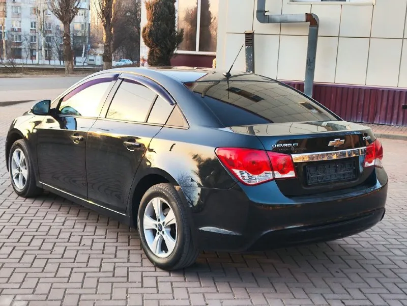 Представляем chevrolet cruze 2013 🚗 — практичный и экономичный седан с узнаваемым дизайном и сбалансированными ходовыми качествами, подходящий для ежедневных поездок и работы. автомобиль оснащается надёжным бензиновым двигателем объёмом 1.6 л, которы в паре с механической коробкой обеспечивает уверенную динамику и умеренный расход топлива по трассе и в городе. в салоне — удобные сиденья с продуманной посадкой, кондиционер, электростеклоподъёмники и интуитивно понятная центральная консоль, делающая эксплуатацию комфортной. продуманная компоновка салона и вместительный багажник делают cruze удобным для повседневных задач и небольших путешествий. chevrolet cruze 2013 — надёжный выбор для тех, кто ценит практичность, комфорт и доступность обслуживания. автомобиль полностью готов к эксплуатации. цена 790 тыс. ₽ +7949 7983313 📞 звоните: +7(949)7983313 - фотография - 3