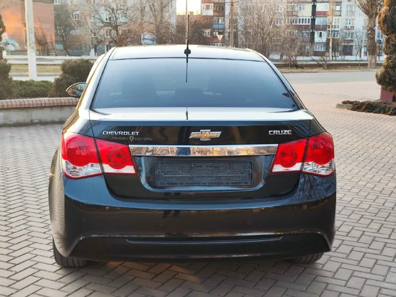 Представляем chevrolet cruze 2013 🚗 — практичный и экономичный седан с узнаваемым дизайном и сбалансированными ходовыми качествами, подходящий для ежедневных поездок и работы. автомобиль оснащается надёжным бензиновым двигателем объёмом 1.6 л, которы в паре с механической коробкой обеспечивает уверенную динамику и умеренный расход топлива по трассе и в городе. в салоне — удобные сиденья с продуманной посадкой, кондиционер, электростеклоподъёмники и интуитивно понятная центральная консоль, делающая эксплуатацию комфортной. продуманная компоновка салона и вместительный багажник делают cruze удобным для повседневных задач и небольших путешествий. chevrolet cruze 2013 — надёжный выбор для тех, кто ценит практичность, комфорт и доступность обслуживания. автомобиль полностью готов к эксплуатации. цена 790 тыс. ₽ +7949 7983313 📞 звоните: +7(949)7983313 - фотография - 4