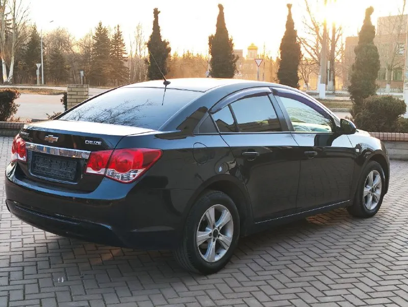 Представляем chevrolet cruze 2013 🚗 — практичный и экономичный седан с узнаваемым дизайном и сбалансированными ходовыми качествами, подходящий для ежедневных поездок и работы. автомобиль оснащается надёжным бензиновым двигателем объёмом 1.6 л, которы в паре с механической коробкой обеспечивает уверенную динамику и умеренный расход топлива по трассе и в городе. в салоне — удобные сиденья с продуманной посадкой, кондиционер, электростеклоподъёмники и интуитивно понятная центральная консоль, делающая эксплуатацию комфортной. продуманная компоновка салона и вместительный багажник делают cruze удобным для повседневных задач и небольших путешествий. chevrolet cruze 2013 — надёжный выбор для тех, кто ценит практичность, комфорт и доступность обслуживания. автомобиль полностью готов к эксплуатации. цена 790 тыс. ₽ +7949 7983313 📞 звоните: +7(949)7983313 - фотография - 5