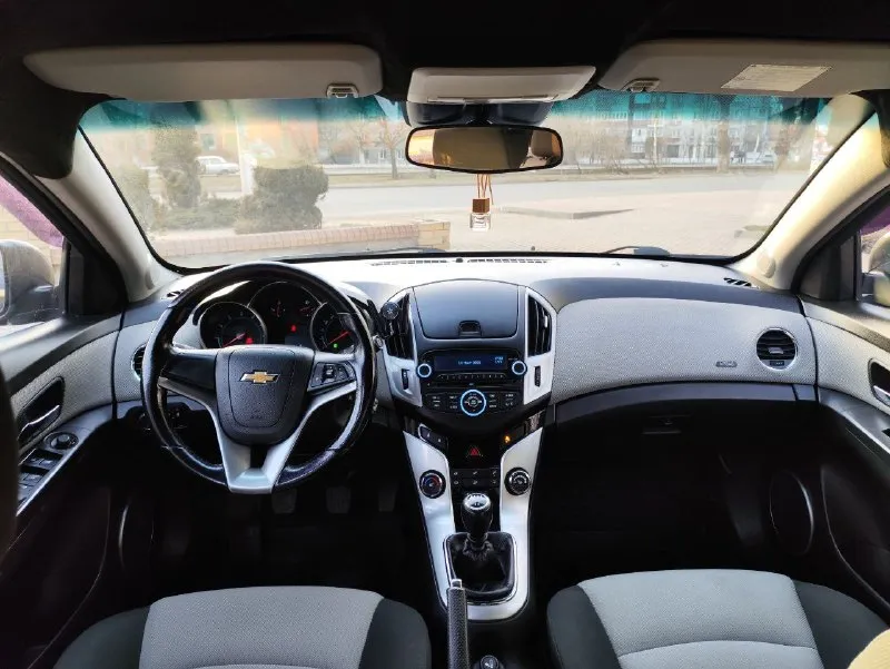 Представляем chevrolet cruze 2013 🚗 — практичный и экономичный седан с узнаваемым дизайном и сбалансированными ходовыми качествами, подходящий для ежедневных поездок и работы. автомобиль оснащается надёжным бензиновым двигателем объёмом 1.6 л, которы в паре с механической коробкой обеспечивает уверенную динамику и умеренный расход топлива по трассе и в городе. в салоне — удобные сиденья с продуманной посадкой, кондиционер, электростеклоподъёмники и интуитивно понятная центральная консоль, делающая эксплуатацию комфортной. продуманная компоновка салона и вместительный багажник делают cruze удобным для повседневных задач и небольших путешествий. chevrolet cruze 2013 — надёжный выбор для тех, кто ценит практичность, комфорт и доступность обслуживания. автомобиль полностью готов к эксплуатации. цена 790 тыс. ₽ +7949 7983313 📞 звоните: +7(949)7983313 - фотография - 7