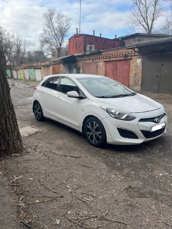 Продам hyundai i 30 мт год выпуска 2012 (автотека зелёная) пробег 186 т реальны пробег не скручен. автомобиль в хорошем внешнем и техническом состоянии, двигатель работает отлично не дымит расхода масла нет ! коробка и ходовая без посторонних звуков, все стекла в круг заводские, салон чистый -опрятный, птс оригинальный место для запись есть. богатая комплектация есть все удобства для приятного езды можно писать много ну лучше всего наберите по телефону расскажу все ) машина находится торезе телефон для связи +79495041164 +79054294383 🎁цена 757 торг уместен🎁. обмен не интересует vin_номер по запросу. 📞 звоните: +7(949)5041164 - фотография - 3