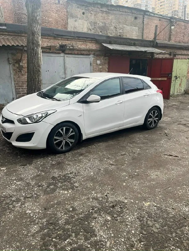 Продам hyundai i 30 мт год выпуска 2012 (автотека зелёная) пробег 186 т реальны пробег не скручен. автомобиль в хорошем внешнем и техническом состоянии, двигатель работает отлично не дымит расхода масла нет ! коробка и ходовая без посторонних звуков, все стекла в круг заводские, салон чистый -опрятный, птс оригинальный место для запись есть. богатая комплектация есть все удобства для приятного езды можно писать много ну лучше всего наберите по телефону расскажу все ) машина находится торезе телефон для связи +79495041164 +79054294383 🎁цена 757 торг уместен🎁. обмен не интересует vin_номер по запросу. 📞 звоните: +7(949)5041164 - фотография - 5