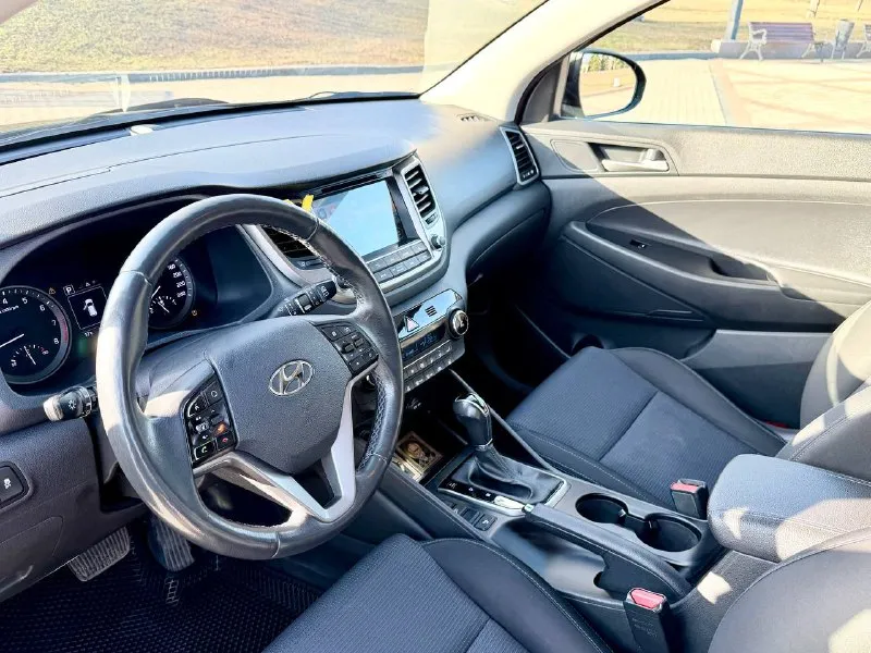 Hyundai tucson официал 2018г бензин 2.0 автомат автомобиль весь в заводском окрасе!!! в хорошем состоянии! есть все для комфортного вождения! камера заднего вида, парктроник, подогрев сидений передних и задних, подогрев руля, монитор андроид, мульти руль, круиз/контроль, климат/контроль, авто свет, датчик дождя, и многое другое… у автомобиля один собственник!!!! два ключа! диагностическая карта есть! с документами полный порядок! переоформление в мрэо! цена 1.890₽ все вопросы по тел +79494681579 - фотография - 9