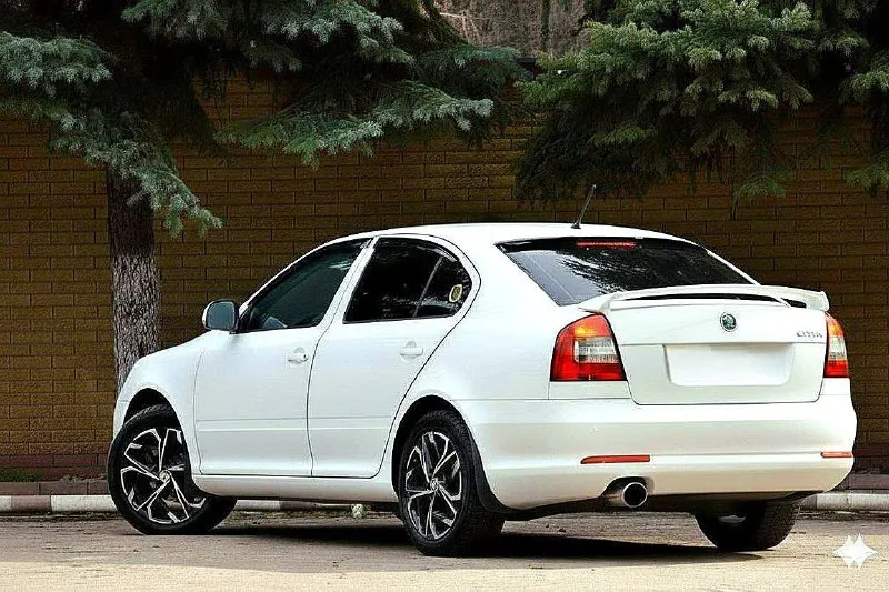 Доброго времени суток! продаётся skoda octavia a5 в отличном состоянии. официальная. не билась и не красилась. обслужена, кузов, мотор, коробка, ходовая в отличном состоянии. только поменял ремень грм, ролики, масло в коробке. поставил диски r17,зимняя резина. коробка автомат (гидротрансформатор) не dsg. год 2011 мотор 1.6 mpi пробег 176.000 тыс ( не скручен) цена 950.000 тыс. реальному покупателю, торг. возможен обмен на авто дешевле. тел +79495022883 - фотография - 4