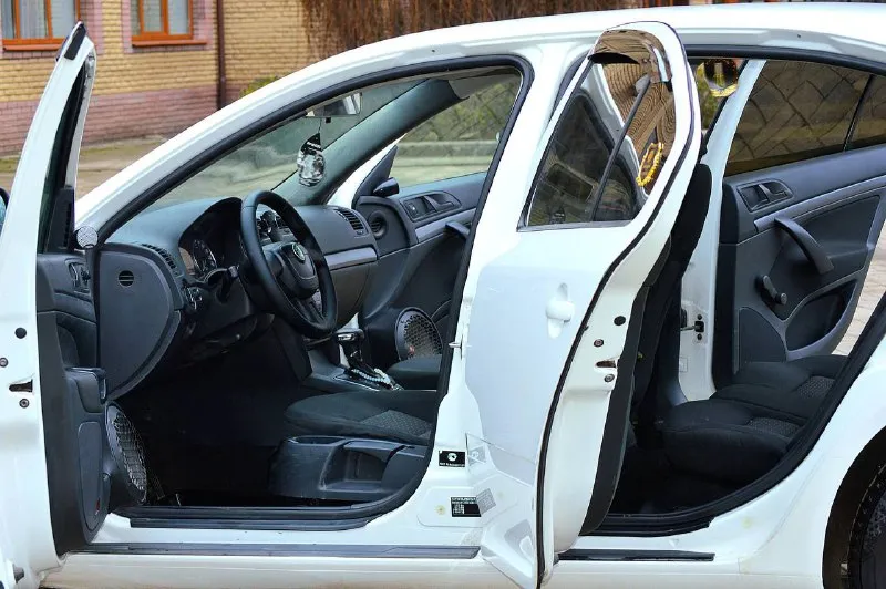 Доброго времени суток! продаётся skoda octavia a5 в отличном состоянии. официальная. не билась и не красилась. обслужена, кузов, мотор, коробка, ходовая в отличном состоянии. только поменял ремень грм, ролики, масло в коробке. поставил диски r17,зимняя резина. коробка автомат (гидротрансформатор) не dsg. год 2011 мотор 1.6 mpi пробег 176.000 тыс ( не скручен) цена 950.000 тыс. реальному покупателю, торг. возможен обмен на авто дешевле. тел +79495022883 - фотография - 7