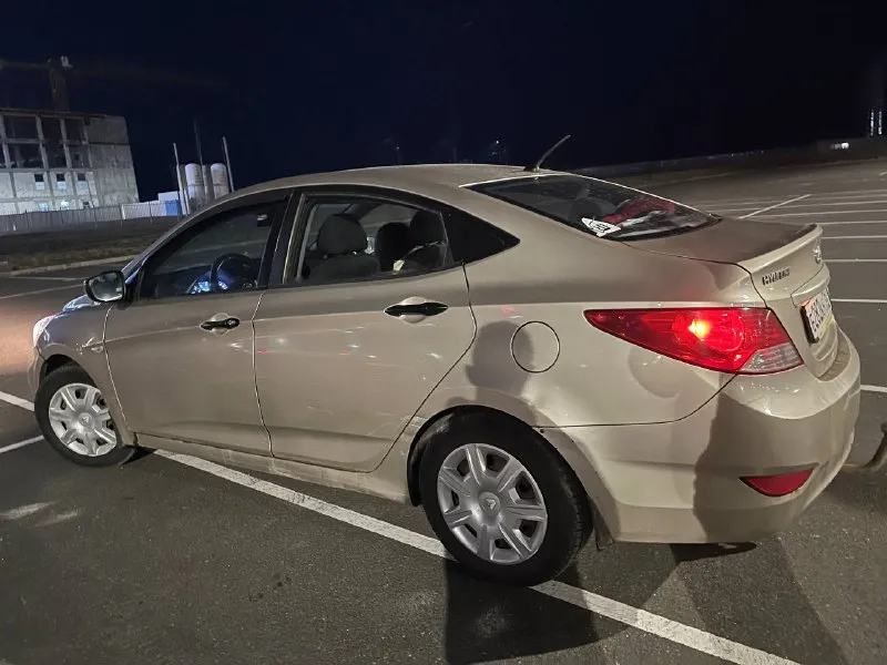 Продам акцента 2011-года (2 владельца)пробег 116к, была произведена замена масла, свечей, фильтров вписанный фаркоп стоит новый стартер по кузову и двигателю требует внимания и вложений, по кузову все на фотках видно, есть ржавчины по кузову по двигателю масложор,4 цилиндр заливает, горит чек кондиционер, печка, abs, подогрев заднего стекла, гур, есть центральный замок(нужно поменять батарейку в ключе) по салону нужно произвести химчистку цена:470.000,торг присутствует писать @dzkch или звонить +79497199830 - фотография - 2