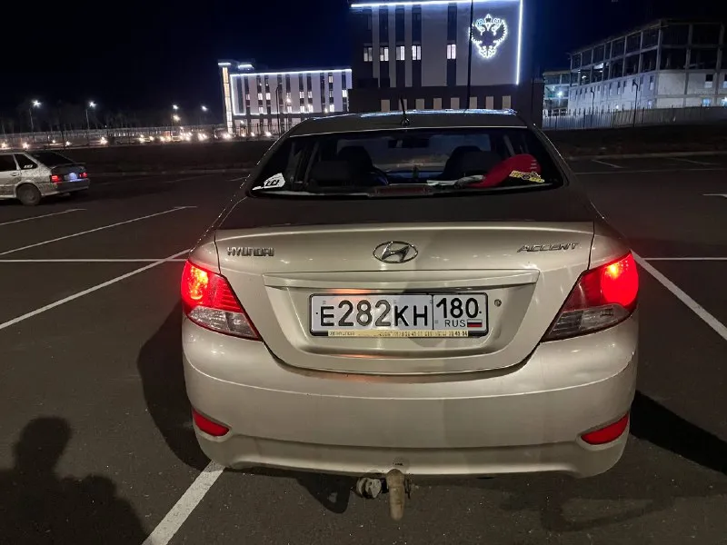 Продам акцента 2011-года (2 владельца)пробег 116к, была произведена замена масла, свечей, фильтров вписанный фаркоп стоит новый стартер по кузову и двигателю требует внимания и вложений, по кузову все на фотках видно, есть ржавчины по кузову по двигателю масложор,4 цилиндр заливает, горит чек кондиционер, печка, abs, подогрев заднего стекла, гур, есть центральный замок(нужно поменять батарейку в ключе) по салону нужно произвести химчистку цена:470.000,торг присутствует писать @dzkch или звонить +79497199830 - фотография - 3