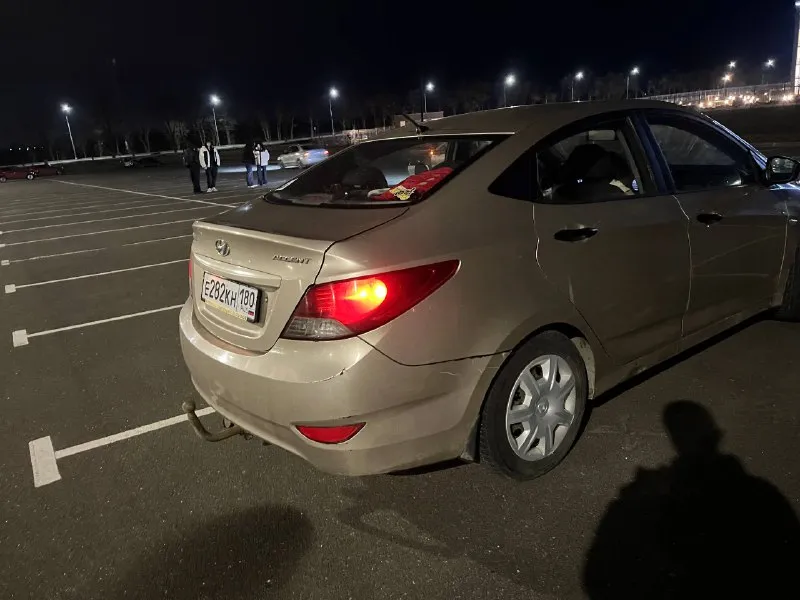 Продам акцента 2011-года (2 владельца)пробег 116к, была произведена замена масла, свечей, фильтров вписанный фаркоп стоит новый стартер по кузову и двигателю требует внимания и вложений, по кузову все на фотках видно, есть ржавчины по кузову по двигателю масложор,4 цилиндр заливает, горит чек кондиционер, печка, abs, подогрев заднего стекла, гур, есть центральный замок(нужно поменять батарейку в ключе) по салону нужно произвести химчистку цена:470.000,торг присутствует писать @dzkch или звонить +79497199830 - фотография - 5