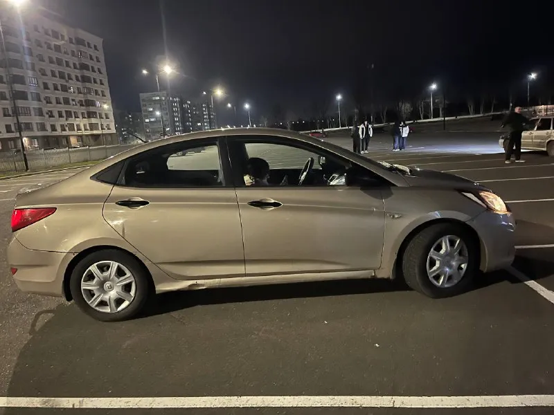 Продам акцента 2011-года (2 владельца)пробег 116к, была произведена замена масла, свечей, фильтров вписанный фаркоп стоит новый стартер по кузову и двигателю требует внимания и вложений, по кузову все на фотках видно, есть ржавчины по кузову по двигателю масложор,4 цилиндр заливает, горит чек кондиционер, печка, abs, подогрев заднего стекла, гур, есть центральный замок(нужно поменять батарейку в ключе) по салону нужно произвести химчистку цена:470.000,торг присутствует писать @dzkch или звонить +79497199830 - фотография - 6