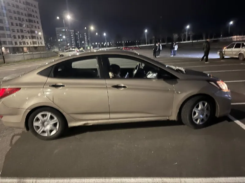 Продам акцента 2011-года (2 владельца)пробег 116к, была произведена замена масла, свечей, фильтров вписанный фаркоп стоит новый стартер по кузову и двигателю требует внимания и вложений, по кузову все на фотках видно, есть ржавчины по кузову по двигателю масложор,4 цилиндр заливает, горит чек кондиционер, печка, abs, подогрев заднего стекла, гур, есть центральный замок(нужно поменять батарейку в ключе) по салону нужно произвести химчистку цена:470.000,торг присутствует писать @dzkch или звонить +79497199830 - фотография - 7