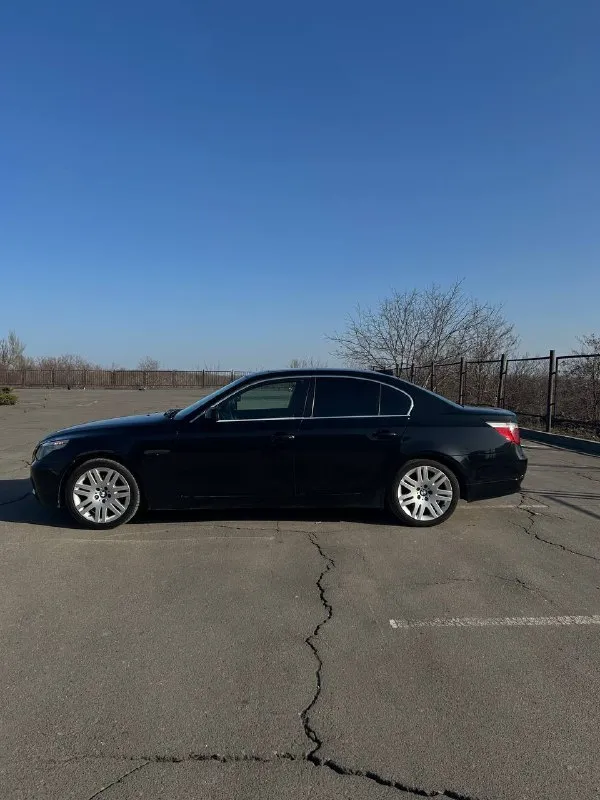 Продам bmw 5 е60 :2.2 бензин 170л. с коробка: механическая 6 ст! год выпуска: 2004 пробег родной : 310к! была пригнана в 2018 году с германии, в владении год, до этого 7 лет в одних руках. любые проверки на вашем сто, коробка работает идеально на 250 тысячах было заменено сцепление, было заменено масло в коробке, редукторе, авто в хорошей комплектации, климат контроль двух зонный, люк, датчики света и дождя, круиз контроль, полный электро пакет, кожаный салон, приводы сидений, парктроники. в 2025 году было произведено много работы над машиной, вложено 300 к, все рычаги в круг новые, мотор весь переуплотнен, система охлаждения новая, новый компрессор кондиционера, новый радиатор охлаждения, машина ближайшее время не потребует вложений, поменяно все что можно было поменять и довести машину до хорошего состояния. установлен большой монитор с carplay и блютуз, играет отлично. оптика светит отлично, все что было проделано по машине выше перечисленн 📞 звоните: +7(949)7520498 - фотография - 10