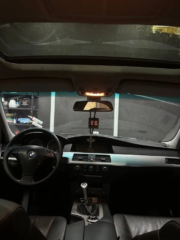 Продам bmw 5 е60 :2.2 бензин 170л. с коробка: механическая 6 ст! год выпуска: 2004 пробег родной : 310к! была пригнана в 2018 году с германии, в владении год, до этого 7 лет в одних руках. любые проверки на вашем сто, коробка работает идеально на 250 тысячах было заменено сцепление, было заменено масло в коробке, редукторе, авто в хорошей комплектации, климат контроль двух зонный, люк, датчики света и дождя, круиз контроль, полный электро пакет, кожаный салон, приводы сидений, парктроники. в 2025 году было произведено много работы над машиной, вложено 300 к, все рычаги в круг новые, мотор весь переуплотнен, система охлаждения новая, новый компрессор кондиционера, новый радиатор охлаждения, машина ближайшее время не потребует вложений, поменяно все что можно было поменять и довести машину до хорошего состояния. установлен большой монитор с carplay и блютуз, играет отлично. оптика светит отлично, все что было проделано по машине выше перечисленн 📞 звоните: +7(949)7520498 - фотография - 2