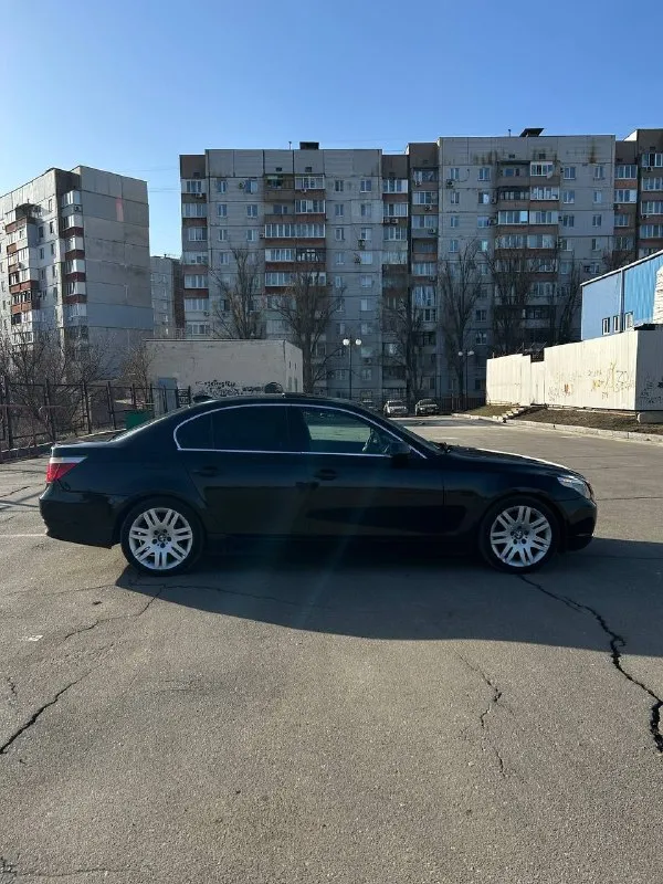 Продам bmw 5 е60 :2.2 бензин 170л. с коробка: механическая 6 ст! год выпуска: 2004 пробег родной : 310к! была пригнана в 2018 году с германии, в владении год, до этого 7 лет в одних руках. любые проверки на вашем сто, коробка работает идеально на 250 тысячах было заменено сцепление, было заменено масло в коробке, редукторе, авто в хорошей комплектации, климат контроль двух зонный, люк, датчики света и дождя, круиз контроль, полный электро пакет, кожаный салон, приводы сидений, парктроники. в 2025 году было произведено много работы над машиной, вложено 300 к, все рычаги в круг новые, мотор весь переуплотнен, система охлаждения новая, новый компрессор кондиционера, новый радиатор охлаждения, машина ближайшее время не потребует вложений, поменяно все что можно было поменять и довести машину до хорошего состояния. установлен большой монитор с carplay и блютуз, играет отлично. оптика светит отлично, все что было проделано по машине выше перечисленн 📞 звоните: +7(949)7520498 - фотография - 3