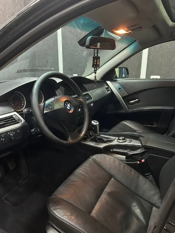 Продам bmw 5 е60 :2.2 бензин 170л. с коробка: механическая 6 ст! год выпуска: 2004 пробег родной : 310к! была пригнана в 2018 году с германии, в владении год, до этого 7 лет в одних руках. любые проверки на вашем сто, коробка работает идеально на 250 тысячах было заменено сцепление, было заменено масло в коробке, редукторе, авто в хорошей комплектации, климат контроль двух зонный, люк, датчики света и дождя, круиз контроль, полный электро пакет, кожаный салон, приводы сидений, парктроники. в 2025 году было произведено много работы над машиной, вложено 300 к, все рычаги в круг новые, мотор весь переуплотнен, система охлаждения новая, новый компрессор кондиционера, новый радиатор охлаждения, машина ближайшее время не потребует вложений, поменяно все что можно было поменять и довести машину до хорошего состояния. установлен большой монитор с carplay и блютуз, играет отлично. оптика светит отлично, все что было проделано по машине выше перечисленн 📞 звоните: +7(949)7520498 - фотография - 4