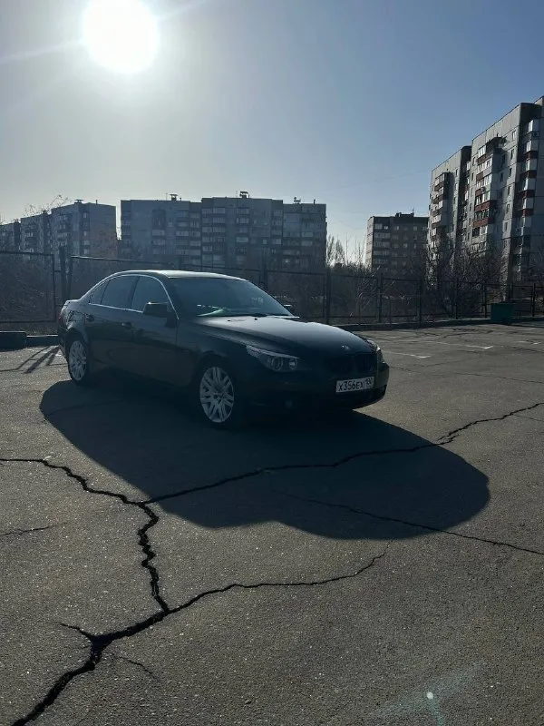 Продам bmw 5 е60 :2.2 бензин 170л. с коробка: механическая 6 ст! год выпуска: 2004 пробег родной : 310к! была пригнана в 2018 году с германии, в владении год, до этого 7 лет в одних руках. любые проверки на вашем сто, коробка работает идеально на 250 тысячах было заменено сцепление, было заменено масло в коробке, редукторе, авто в хорошей комплектации, климат контроль двух зонный, люк, датчики света и дождя, круиз контроль, полный электро пакет, кожаный салон, приводы сидений, парктроники. в 2025 году было произведено много работы над машиной, вложено 300 к, все рычаги в круг новые, мотор весь переуплотнен, система охлаждения новая, новый компрессор кондиционера, новый радиатор охлаждения, машина ближайшее время не потребует вложений, поменяно все что можно было поменять и довести машину до хорошего состояния. установлен большой монитор с carplay и блютуз, играет отлично. оптика светит отлично, все что было проделано по машине выше перечисленн 📞 звоните: +7(949)7520498 - фотография - 5