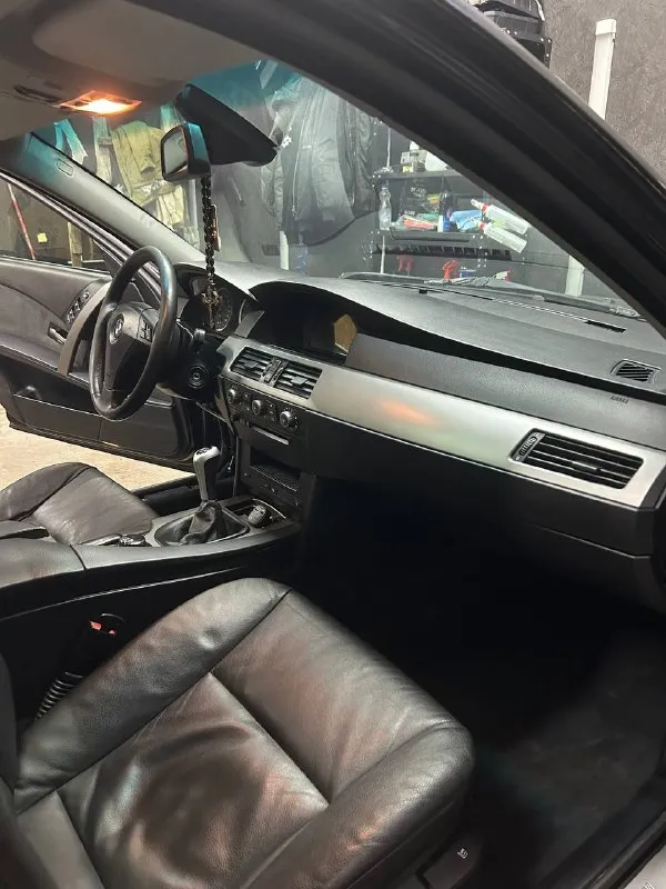 Продам bmw 5 е60 :2.2 бензин 170л. с коробка: механическая 6 ст! год выпуска: 2004 пробег родной : 310к! была пригнана в 2018 году с германии, в владении год, до этого 7 лет в одних руках. любые проверки на вашем сто, коробка работает идеально на 250 тысячах было заменено сцепление, было заменено масло в коробке, редукторе, авто в хорошей комплектации, климат контроль двух зонный, люк, датчики света и дождя, круиз контроль, полный электро пакет, кожаный салон, приводы сидений, парктроники. в 2025 году было произведено много работы над машиной, вложено 300 к, все рычаги в круг новые, мотор весь переуплотнен, система охлаждения новая, новый компрессор кондиционера, новый радиатор охлаждения, машина ближайшее время не потребует вложений, поменяно все что можно было поменять и довести машину до хорошего состояния. установлен большой монитор с carplay и блютуз, играет отлично. оптика светит отлично, все что было проделано по машине выше перечисленн 📞 звоните: +7(949)7520498 - фотография - 6