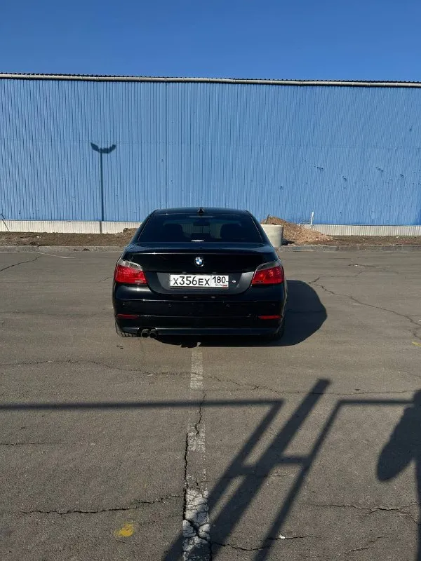 Продам bmw 5 е60 :2.2 бензин 170л. с коробка: механическая 6 ст! год выпуска: 2004 пробег родной : 310к! была пригнана в 2018 году с германии, в владении год, до этого 7 лет в одних руках. любые проверки на вашем сто, коробка работает идеально на 250 тысячах было заменено сцепление, было заменено масло в коробке, редукторе, авто в хорошей комплектации, климат контроль двух зонный, люк, датчики света и дождя, круиз контроль, полный электро пакет, кожаный салон, приводы сидений, парктроники. в 2025 году было произведено много работы над машиной, вложено 300 к, все рычаги в круг новые, мотор весь переуплотнен, система охлаждения новая, новый компрессор кондиционера, новый радиатор охлаждения, машина ближайшее время не потребует вложений, поменяно все что можно было поменять и довести машину до хорошего состояния. установлен большой монитор с carplay и блютуз, играет отлично. оптика светит отлично, все что было проделано по машине выше перечисленн 📞 звоните: +7(949)7520498 - фотография - 7