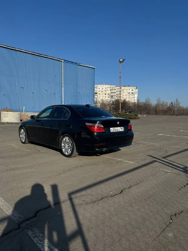 Продам bmw 5 е60 :2.2 бензин 170л. с коробка: механическая 6 ст! год выпуска: 2004 пробег родной : 310к! была пригнана в 2018 году с германии, в владении год, до этого 7 лет в одних руках. любые проверки на вашем сто, коробка работает идеально на 250 тысячах было заменено сцепление, было заменено масло в коробке, редукторе, авто в хорошей комплектации, климат контроль двух зонный, люк, датчики света и дождя, круиз контроль, полный электро пакет, кожаный салон, приводы сидений, парктроники. в 2025 году было произведено много работы над машиной, вложено 300 к, все рычаги в круг новые, мотор весь переуплотнен, система охлаждения новая, новый компрессор кондиционера, новый радиатор охлаждения, машина ближайшее время не потребует вложений, поменяно все что можно было поменять и довести машину до хорошего состояния. установлен большой монитор с carplay и блютуз, играет отлично. оптика светит отлично, все что было проделано по машине выше перечисленн 📞 звоните: +7(949)7520498 - фотография - 8