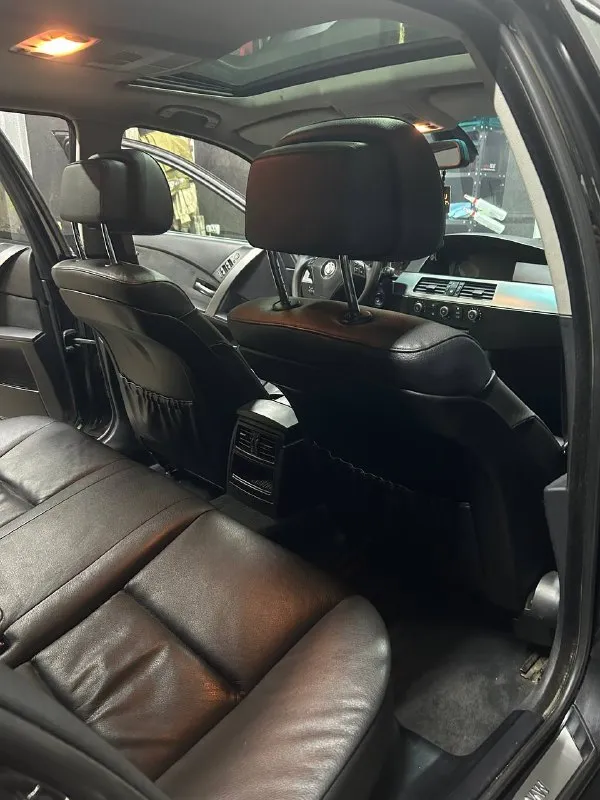 Продам bmw 5 е60 :2.2 бензин 170л. с коробка: механическая 6 ст! год выпуска: 2004 пробег родной : 310к! была пригнана в 2018 году с германии, в владении год, до этого 7 лет в одних руках. любые проверки на вашем сто, коробка работает идеально на 250 тысячах было заменено сцепление, было заменено масло в коробке, редукторе, авто в хорошей комплектации, климат контроль двух зонный, люк, датчики света и дождя, круиз контроль, полный электро пакет, кожаный салон, приводы сидений, парктроники. в 2025 году было произведено много работы над машиной, вложено 300 к, все рычаги в круг новые, мотор весь переуплотнен, система охлаждения новая, новый компрессор кондиционера, новый радиатор охлаждения, машина ближайшее время не потребует вложений, поменяно все что можно было поменять и довести машину до хорошего состояния. установлен большой монитор с carplay и блютуз, играет отлично. оптика светит отлично, все что было проделано по машине выше перечисленн 📞 звоните: +7(949)7520498 - фотография - 9