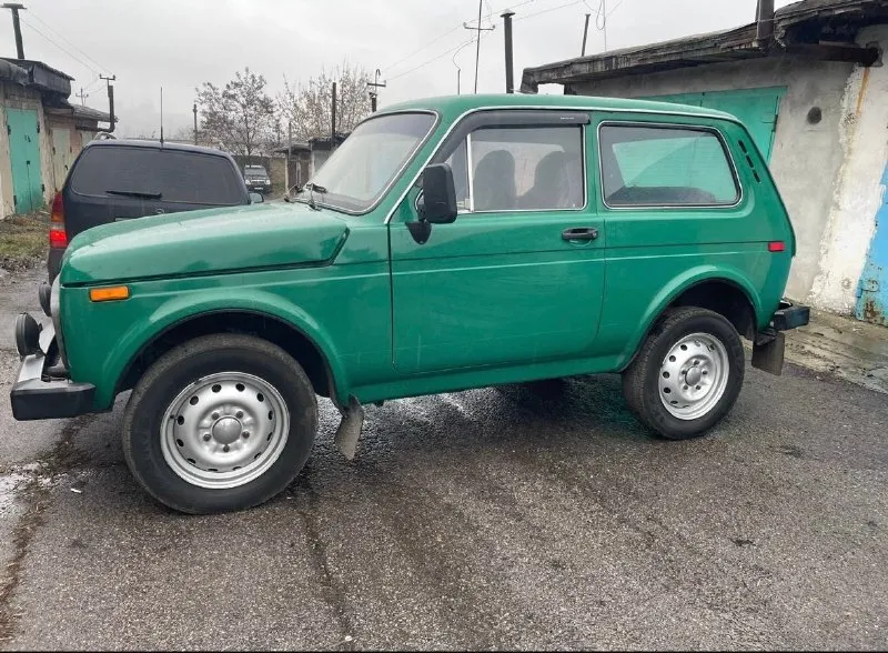 Продается нива 1981 года. двигатель 1,6 л. 5-ти ступенчатая газ и бензин цена:350.000 торг уместен.... - фотография