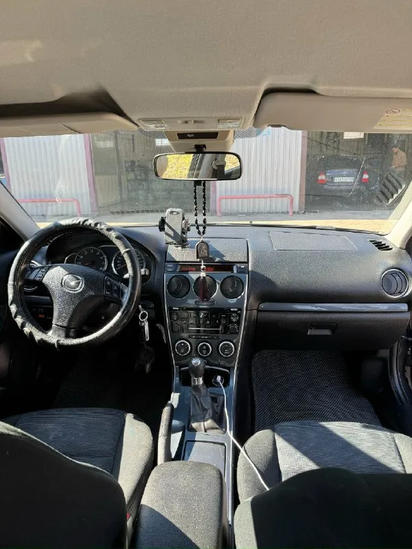 Продаю mazda 6 gg рестайлинг 2005 года. 🚘 автомобиль в отличном состоянии, без аварий и повреждений. все стекла оригинальные, vin-номер в порядке. ходовая и двигатель в норме, мотор капиталили на 240 тысячах километров, масло меняю регулярно. 🔧 двигатель 2 литра, бензин. шестиступенчатая коробка передач работает как часы. управление удобное, клиренс высокий благодаря установленным проставкам. 📏 салон просторный и удобный, багажник вместительный. новые фары с линзами и бронепленкой. 📍 осмотр возможен в донецке. цена 525 тысяч рублей, возможен небольшой торг. 📞 свяжитесь для дополнительной информации и записи на осмотр по телефону :+79494327455 📞 звоните: +7(949)4327455 - фотография - 4