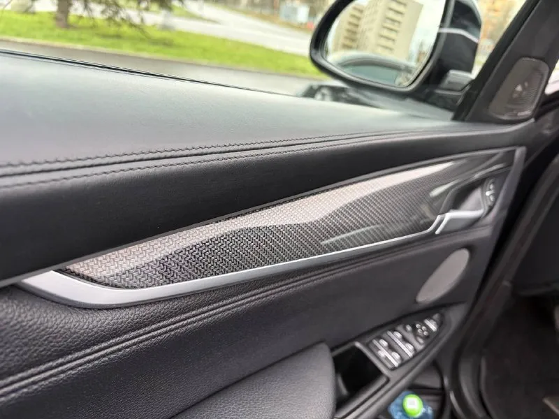 Продам свой bmw x6 f16 2016 года 40dx n57d30b / n57z в отличном состоянии. автомобиль черного цвета, год выпуска - 2016. пробег - 185 000 километров. объем двигателя - 3 литра, мощность - 313 лошадиных сил. тип двигателя - дизель, коробка передач - автоматическая, полный привод. автомобиль оснащен всеми необходимыми опциями: иммобилайзер; электропривод зеркал; подогрев передних сидений; кожаный салон; система курсовой устойчивости. машина находится в идеальном состоянии, полностью готова к эксплуатации. не требует никаких дополнительных вложений. замена масла двс каждые 6000 км. 12000 км назад было проведено большое то: заменены все жидкости, установлены вентилируемые тормозные диски с метало-керамическими колодками в круг, полностью заменена ходовая часть задняя и частично передняя. передний бампер, капот, передние крылья, фары, ручки дверей, частично крыша, задние арки в броне-пленки. gsm сигнализация с автозапуском (управление с телефона). установлен усиленный передн 📞 звоните: +7(949)5062886 - фотография - 3