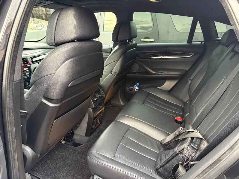 Продам свой bmw x6 f16 2016 года 40dx n57d30b / n57z в отличном состоянии. автомобиль черного цвета, год выпуска - 2016. пробег - 185 000 километров. объем двигателя - 3 литра, мощность - 313 лошадиных сил. тип двигателя - дизель, коробка передач - автоматическая, полный привод. автомобиль оснащен всеми необходимыми опциями: иммобилайзер; электропривод зеркал; подогрев передних сидений; кожаный салон; система курсовой устойчивости. машина находится в идеальном состоянии, полностью готова к эксплуатации. не требует никаких дополнительных вложений. замена масла двс каждые 6000 км. 12000 км назад было проведено большое то: заменены все жидкости, установлены вентилируемые тормозные диски с метало-керамическими колодками в круг, полностью заменена ходовая часть задняя и частично передняя. передний бампер, капот, передние крылья, фары, ручки дверей, частично крыша, задние арки в броне-пленки. gsm сигнализация с автозапуском (управление с телефона). установлен усиленный передн 📞 звоните: +7(949)5062886 - фотография - 4