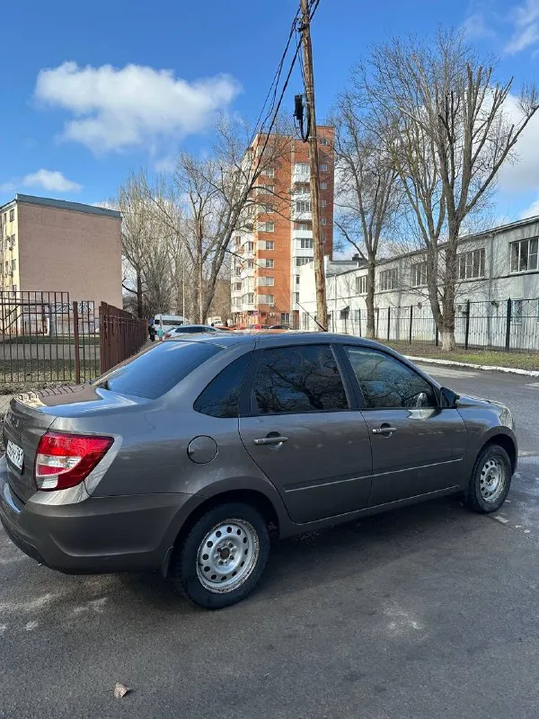 Покупалась в начале сентября, в автосалоне авто-ревю. нулевое то было на 2.850км комплектация комфорт плюс: 16кл 106л. с. двигатель abs, ebd штатная аудиосистема с 4 динамиками эур кондиционер две подушки безопастности подогрев передних сидений также полностью промовилена, также установлена сигнализация старлайн с автозапуском два ключа новая летняя резина на дисках, проехал на них 2.000км есть небольшая притёртость с левой стороны(фото отправлю в лс) я собственник, один владелец 880.000₽ на данный момент пробег 9.489км обмен не интересует. 89034073588 денис, тг, ватсап - фотография - 2