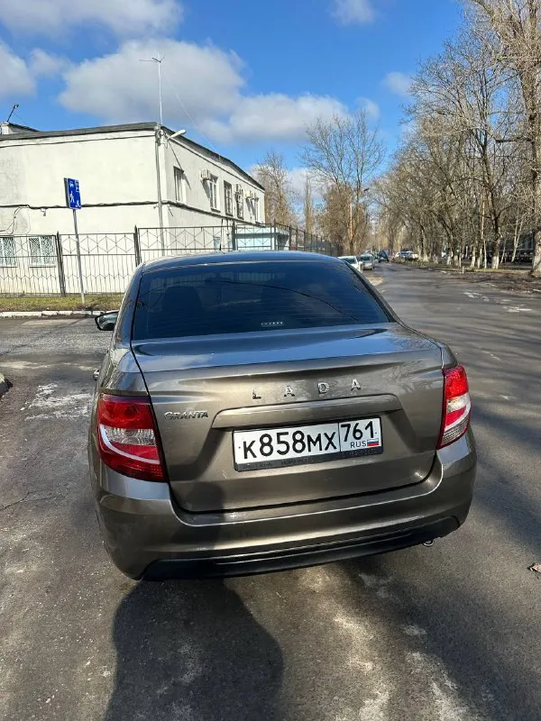 Покупалась в начале сентября, в автосалоне авто-ревю. нулевое то было на 2.850км комплектация комфорт плюс: 16кл 106л. с. двигатель abs, ebd штатная аудиосистема с 4 динамиками эур кондиционер две подушки безопастности подогрев передних сидений также полностью промовилена, также установлена сигнализация старлайн с автозапуском два ключа новая летняя резина на дисках, проехал на них 2.000км есть небольшая притёртость с левой стороны(фото отправлю в лс) я собственник, один владелец 880.000₽ на данный момент пробег 9.489км обмен не интересует. 89034073588 денис, тг, ватсап - фотография - 3