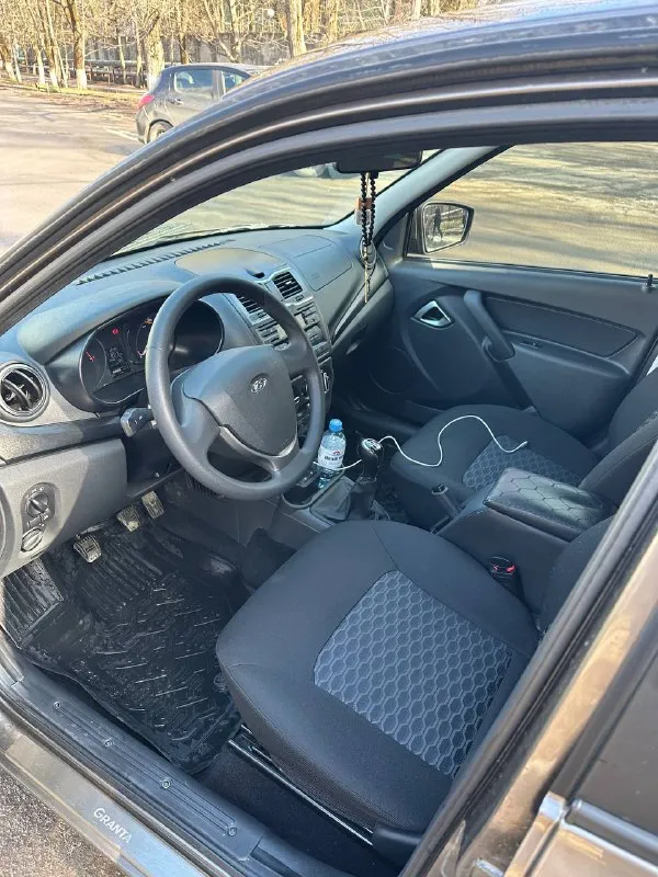 Покупалась в начале сентября, в автосалоне авто-ревю. нулевое то было на 2.850км комплектация комфорт плюс: 16кл 106л. с. двигатель abs, ebd штатная аудиосистема с 4 динамиками эур кондиционер две подушки безопастности подогрев передних сидений также полностью промовилена, также установлена сигнализация старлайн с автозапуском два ключа новая летняя резина на дисках, проехал на них 2.000км есть небольшая притёртость с левой стороны(фото отправлю в лс) я собственник, один владелец 880.000₽ на данный момент пробег 9.489км обмен не интересует. 89034073588 денис, тг, ватсап - фотография - 4