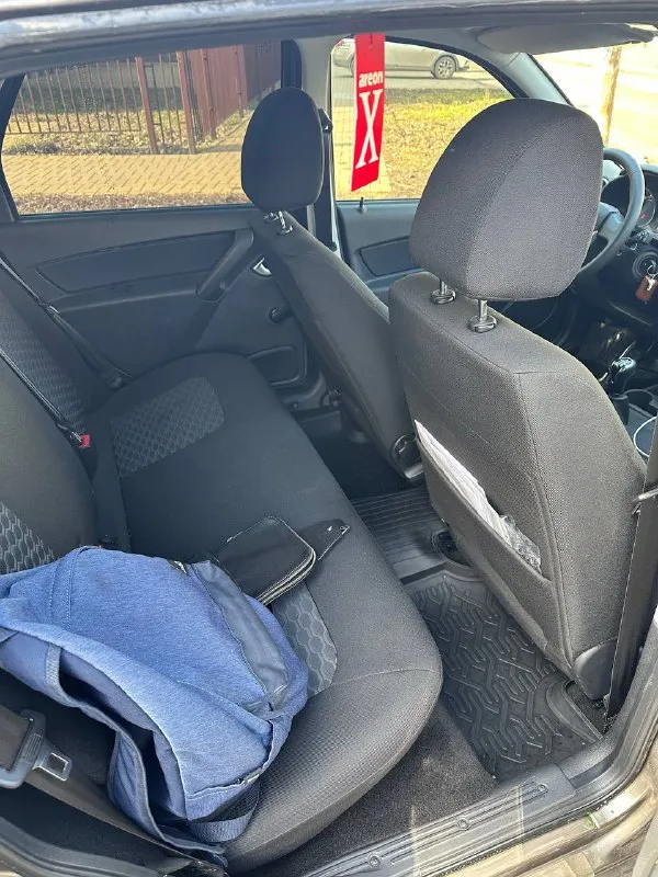 Покупалась в начале сентября, в автосалоне авто-ревю. нулевое то было на 2.850км комплектация комфорт плюс: 16кл 106л. с. двигатель abs, ebd штатная аудиосистема с 4 динамиками эур кондиционер две подушки безопастности подогрев передних сидений также полностью промовилена, также установлена сигнализация старлайн с автозапуском два ключа новая летняя резина на дисках, проехал на них 2.000км есть небольшая притёртость с левой стороны(фото отправлю в лс) я собственник, один владелец 880.000₽ на данный момент пробег 9.489км обмен не интересует. 89034073588 денис, тг, ватсап - фотография - 5