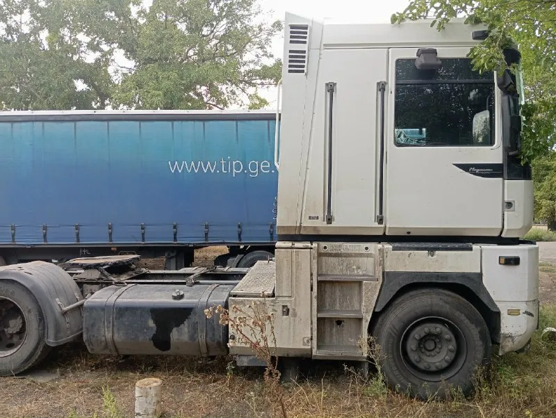 Продам renault magnum 2000 года выпуска, 470 лошадей. машина по техничке в хорошем состоянии. ремонт двс 70 тыс. км назад. заменил гильзы, подкинул кольца и вкладыши, обслужил форсунки и отремонтировал тнвд. 30 тыс. км назад заменил диск сцепления, корзину и выжимной подшипник. стоит скоростной мост. много чего ещё сделано по мелочи. машина полностью обслуженна и готова к работе. продажа в связи с отсутствием водителя. учёт рф. продажа только с полным переоформлением в мрэо. все остальные вопросы по телефону. цена 850 000₽, торг, обмен. г. торез +79493376539 📞 звоните: +7(949)3376539 - фотография - 2