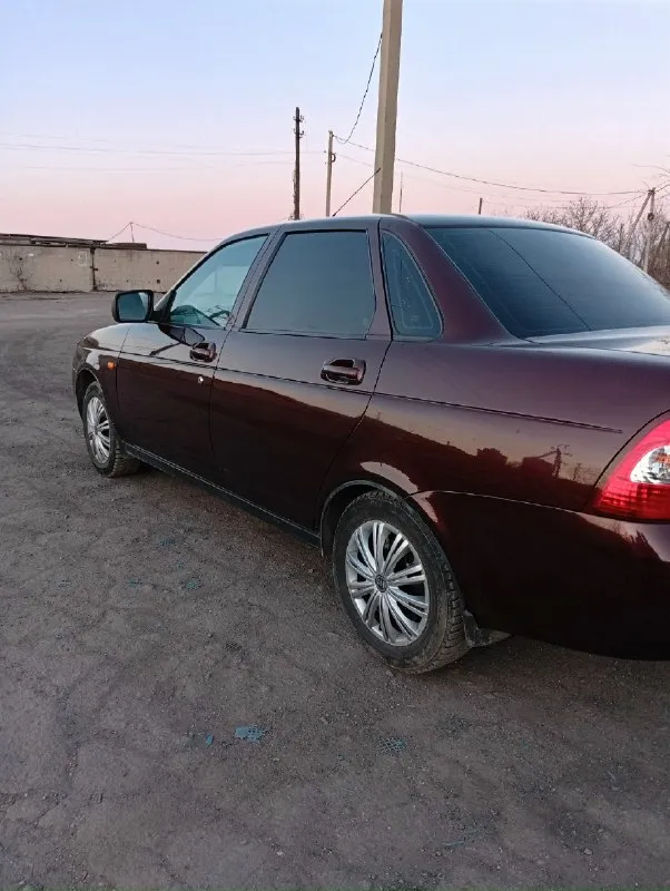 В идеальном состоянии продаётся ваз приора 2012 год, авто без каких-либо дефектов, сколов, царапин, рыжиков нет abs, гур, стеклоподъемники, электро зеркала, подушка безопасности стоят ее родные стёкла. все силовые части автомобиля целые, в заводских герметиках. по салону все на 5+ делать нечего не надо от слова совсем по документам полный порядок я собственник, техосмотр пройден. возможно с переоформлением в мрэо цена: 500 тыс рублей связь со мной: +7949-475 08 74 📞 звоните: +7(949)4750874 - фотография - 5