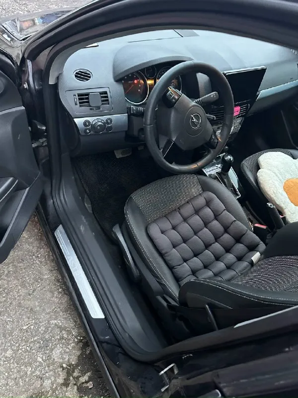 Продам личный авто opel astra h рейсталинг 1.8 at цена: 650.000руб (очень хороший торг) пробег: 300.000 (родной пробег) год выпуска: 2008 год город: донецк номер: +7 949 505 3677 +7 949 094 1463 автомобиль в отличном состояние очень надежная семейная и практичная машина. максимальная комплектация, климат. камера заднего, мультируль, складывающиеся зеркала, комбинированный кожаный салон, адаптивный ксенон и много других интересных функций. птс оригинал. учет на мне. масло не расходует, коробка идеальная. на остальные вопросы готов ответить по телефону 📞 звоните: +7(949)5053677 - фотография - 6