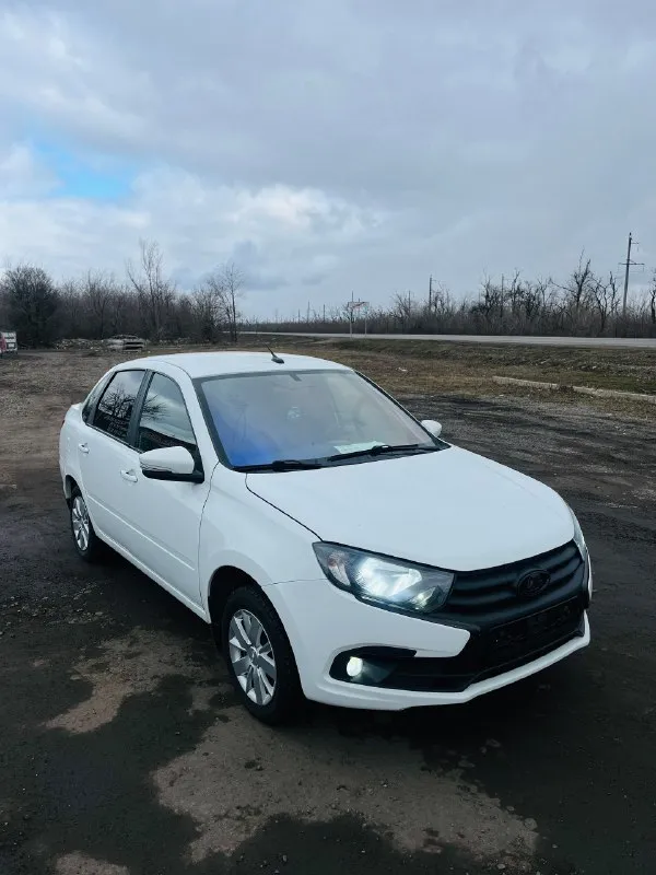 Продам ваз granta 2022г 1.6 коробка механика пробег 90.000км родной -автомобиль с чистой историей, без дтп и выплат, заводской окрас. в такси и прочих кооперативных мероприятий не была, состояние отличное. комплектация: кондиционер, электро-регулировка зеркал, подогрев заднего стекла, подогрев зеркал, эур, abs, мультимедиа, два ключа, сигнализация. 1 владелец осмотр : г. шахтерск цена: 815.000₽ +79494347073 (если нет связи телеграмм) 📞 звоните: +7(949)4347073 - фотография - 2