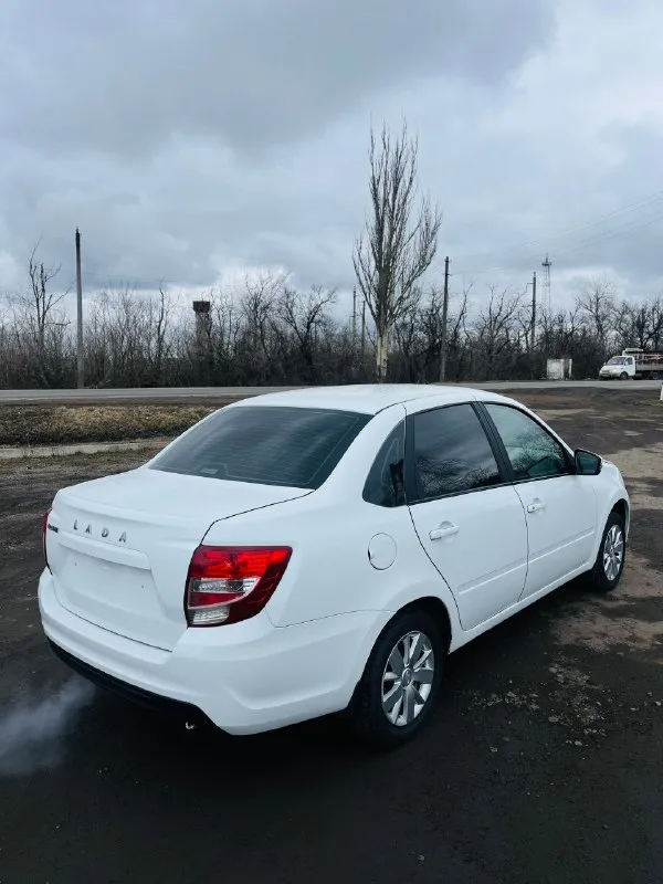 Продам ваз granta 2022г 1.6 коробка механика пробег 90.000км родной -автомобиль с чистой историей, без дтп и выплат, заводской окрас. в такси и прочих кооперативных мероприятий не была, состояние отличное. комплектация: кондиционер, электро-регулировка зеркал, подогрев заднего стекла, подогрев зеркал, эур, abs, мультимедиа, два ключа, сигнализация. 1 владелец осмотр : г. шахтерск цена: 815.000₽ +79494347073 (если нет связи телеграмм) 📞 звоните: +7(949)4347073 - фотография - 5