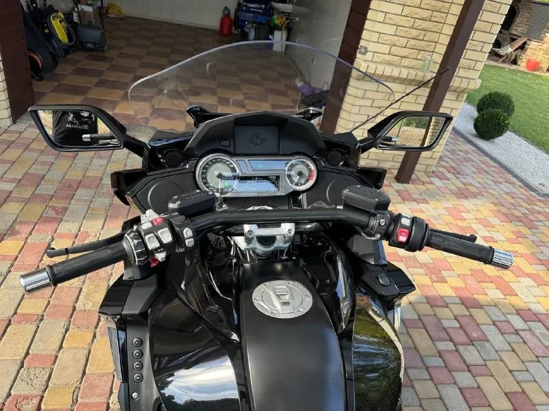 Bmw k1600b год выпуска: 2017. рабочий объём: 1649 см. количество цилиндров: 6. пробег: 17000 км. стоимость: 1 900 000 руб. куплен у официального дилера. в максимальной комплектации. находится в донецке. в идеальном состоянии. ни разу не падал, в защитной плёнке, обут в новые шины michelin pilot road 6. тел. : +7 949 484 29 53.. 📞 звоните: +7(949)4842953 - фотография - 8