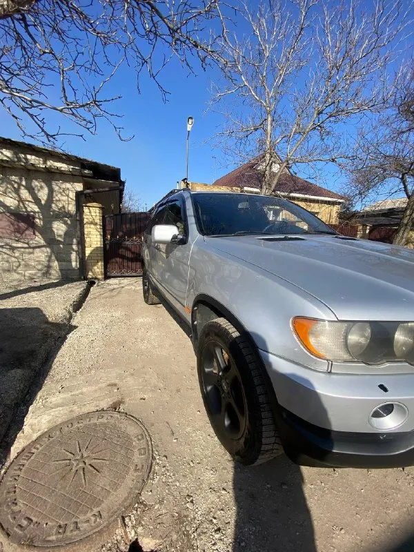 ❗️продам bmw x5 e53❗️ ❗️год 2001❗️ ❗️ м54 3.0i бензин (без нареканий, была замена масла с фильтром) ❗️ (работает чётко, была частичная замена масла, чистка плиты, замена фильтра) ❗️1000км назад была замена маслосъёмных колпачков❗️ краткое описание всего что менялось: -колодки в круг с блинами -вся передняя подвеска -шрузы -свечи -все фильтра и жидкости -рулевой карданчик -датчик рапредвала -катушки -датчики абс все что нужно было обслужит, обслужили! немного про комплектацию: -4эсп -абс -люк -э. зеркала подогрев -кондей -передняя задняя камера -э. регулировка сидений с памятью -круиз -пневма (нареканий нет) чёрный кожаный салон, в хорошем состоянии, машин каждый день на ходу, сел поехал, метал весь живой, без вложений, от собственника, полный пакет документов, переоформления без проблем, стоит на зимней резине, лето есть (отдам с машиной) цена данного авто 750тыс, хороший торг с реально заинтересованным человеком, на смотрины не езжу! город 📲 tg: @x_l_e_b_80 📞 звоните: +7(949)8198476 - фотография - 1