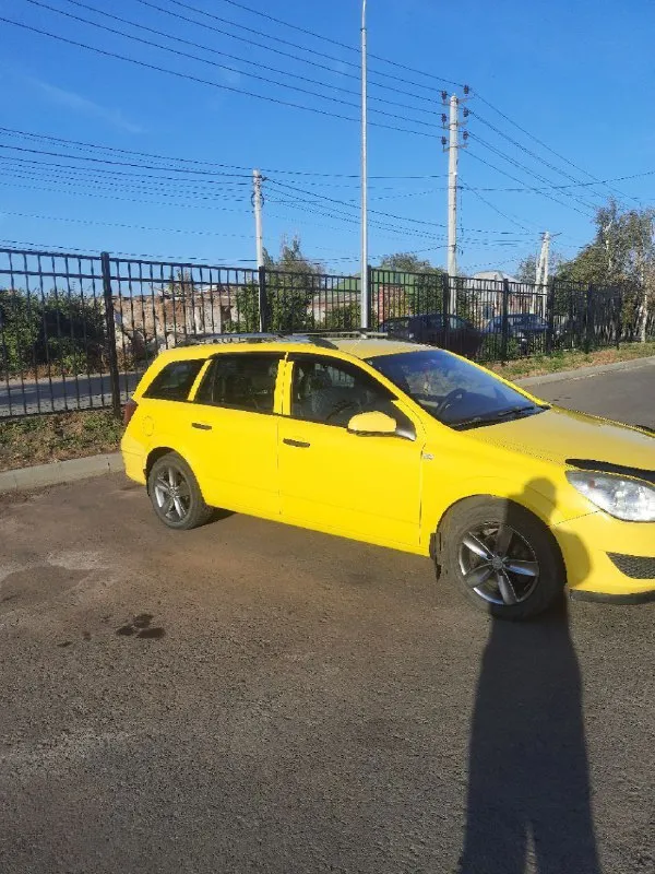 Продам отличный семейный автомобиль, opel astra h, 2007 год, объём 1.8, 140л. с. бензин. сервисная книга. не бита. владею три года. двигатель, коробка без нареканий, учёт 180 регион. собственник. комплектация-абс, esp, передние стеклоподъёмники, гур, задний парктроник, мультируль, кондиционер, кнопка спорт, центральный замок, бортовой компютер, круиз контроль, эл. регулировка зеркал. заменены антифриз, масло в и двигателе, все фильтра. стоит 4 поколения, обслуженно и работает. автомобиль без вложений, сел поехал. цена 620 тыс. рублей. торг у капота. автомобиль находится в мариуполе. +79497134315 📲 tg: @evgen281274 📞 звоните: +7(949)7134315 - фотография - 2